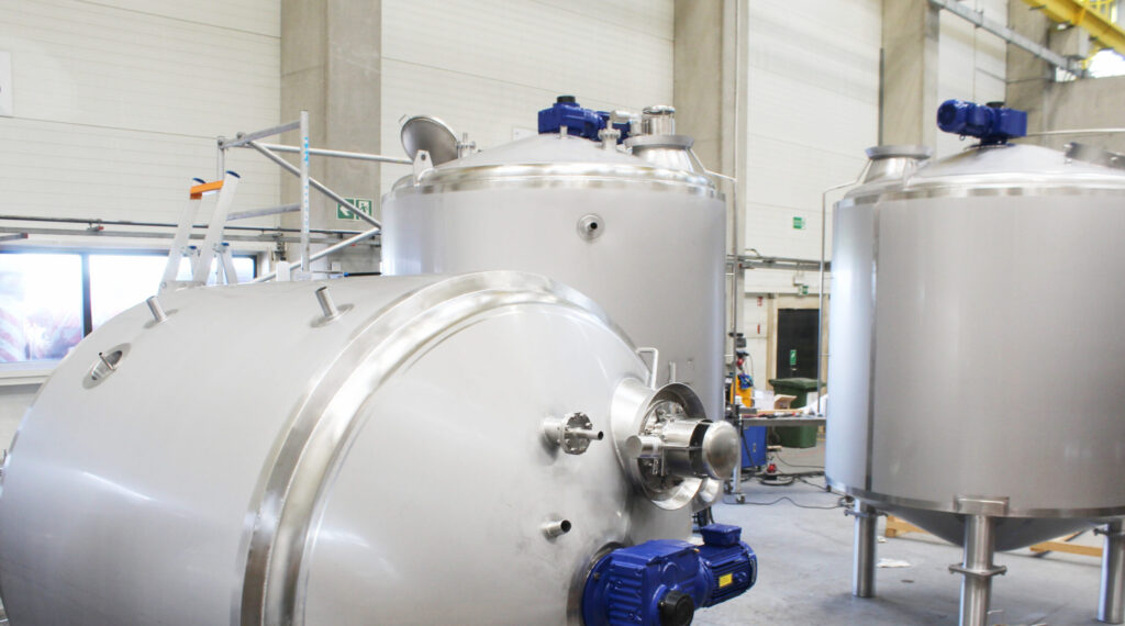 Edelstahl-Milchtank von Gpi Schwarte in einer Molkerei, für hygienische Lagerung und Verarbeitung von Milch und Milchprodukten