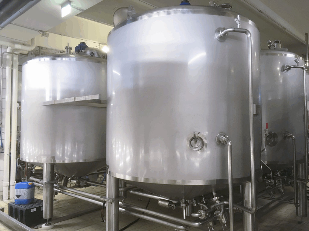 Edelstahl-Milchtank von Gpi Schwarte in einer Molkerei, für hygienische Lagerung, Pasteurisierung, Fermentation und Kühlung von Milchprodukten