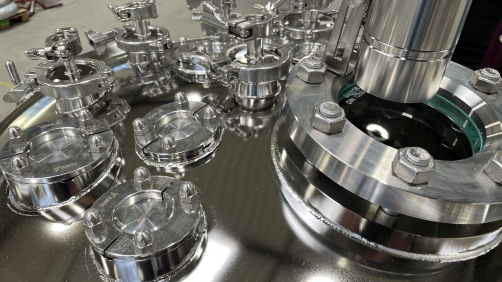 Edelstahl-Pharma-Tank von Gpi Schwarte in einer Produktionsanlage, für hygienische Lagerung, Mischen und Fermentation pharmazeutischer Produkte